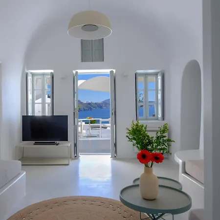 Luxury Retreat In Lathouri Cave Private Plunge Pool Breathtaking Aegean Views Oia